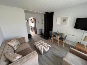 Dog Friendly Beachside Cottage No11 Kessingland with private parking